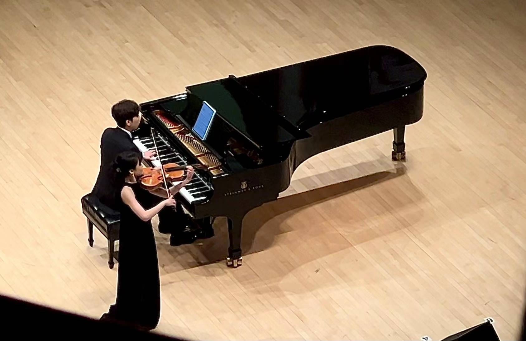 知名青年钢琴演奏家Sunny霖锴频频登台，11月21日晚在纽约卡内基主厅—斯 