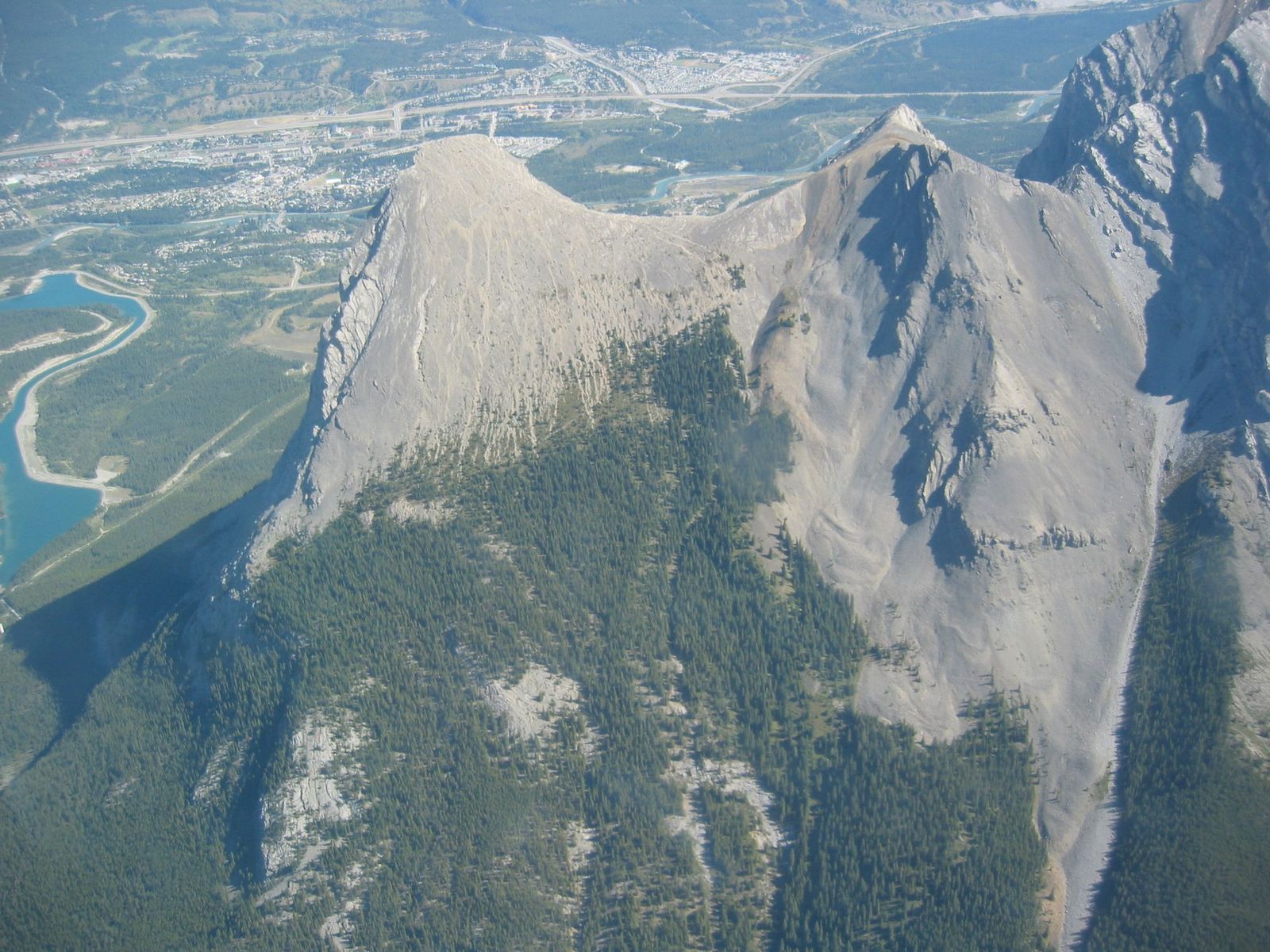 全世界唯一用中国人名字命名的山峰，就在加拿大