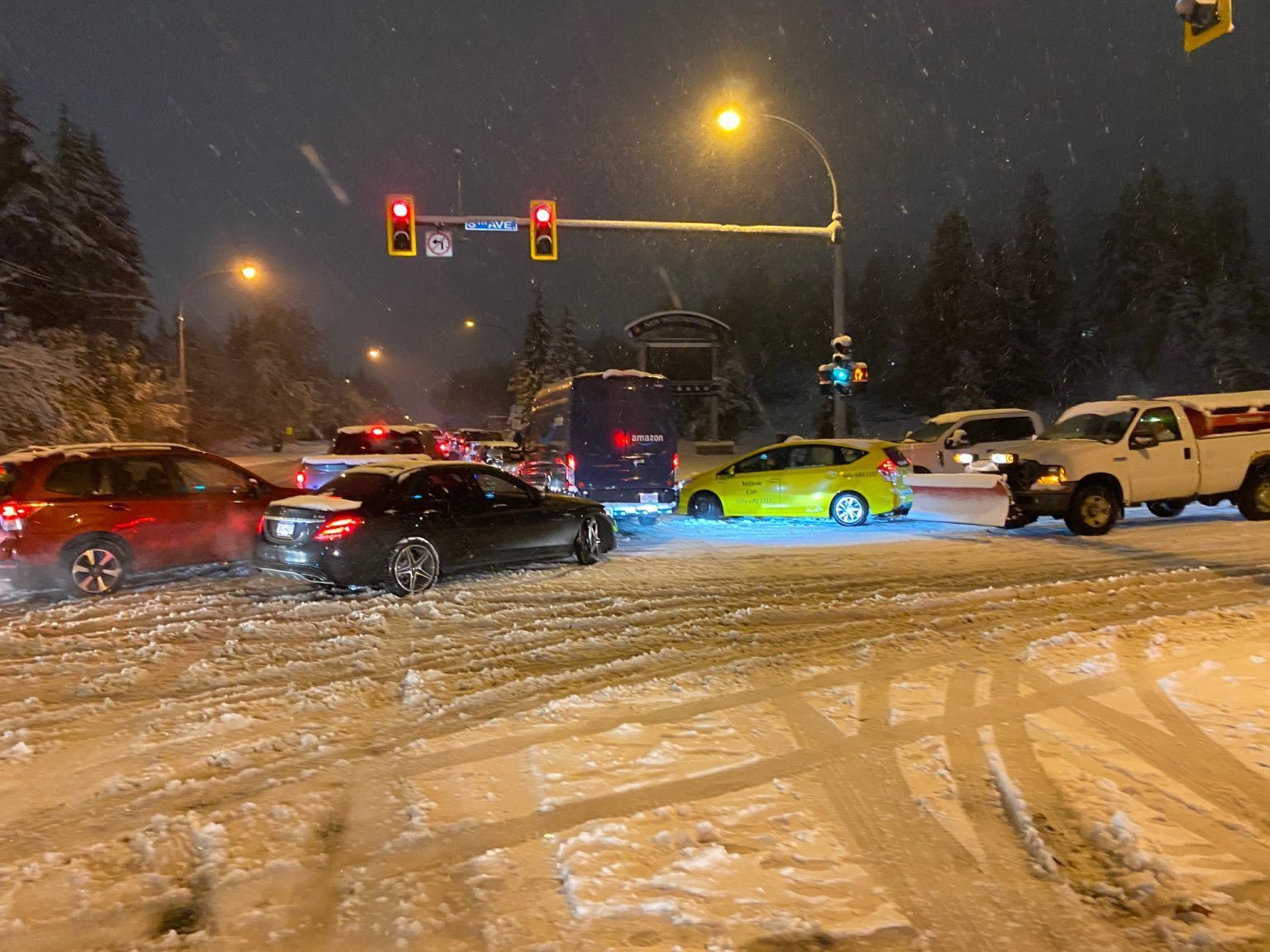 温哥华今冬第一场大雪：司机在公路上过夜，公交停摆学校停课