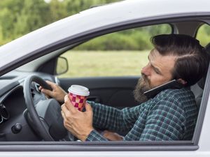 卑诗最高法院给出判例：驾驶时手机在哪儿算是分心驾驶？