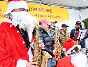 温哥华域多利街多元文化社区与圣诞老人同贺圣诞