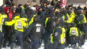 渥太华开始清场，警方和抗议者发生激烈冲突，孩子被推上前线