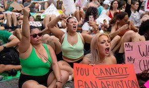 美国爆发抗议：女性拒绝和男性XX，加拿大则担心……