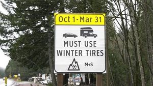 温哥华暖秋持续，但高速公路强制雪胎令已开始执行