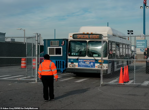 纽约市政府把数万非法移民塞进免费巴士，送往加拿大