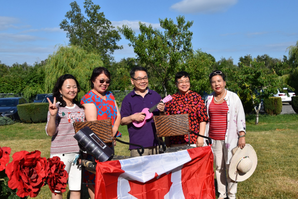 列治文市议员区泽光与民同庆加拿大国庆