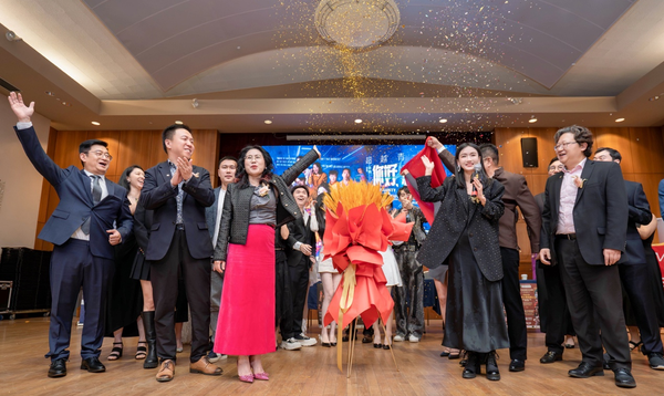 双剧同启,跨越时代的戏剧对话。 温哥华话剧团即将上演《原野》《你好,疯子》